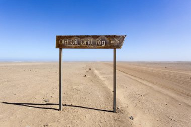 eski petrol sondaj teçhizat Namibya Çölü'nde