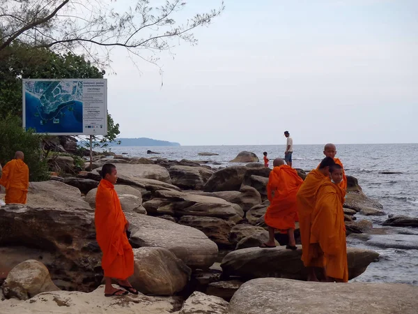 2014 日にシアヌークビルの海のフロンのシアヌークビル カンボジアの 正体不明の仏教の僧侶 — ストック写真
