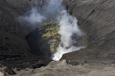 Bromo Endonezya görünümünde krater içinde