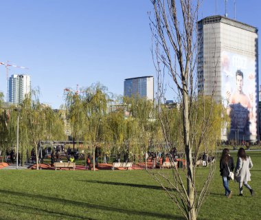 Milan, İtalya - 08 Aralık 2018: görünüm biblioteca degli alberi Park Milan. İnsanlar bir güneşli kış günü.