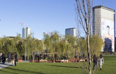 Milan, İtalya - 08 Aralık 2018: görünüm biblioteca degli alberi Park Milan. İnsanlar bir güneşli kış günü.