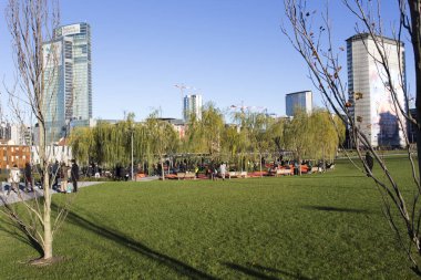 Milan, İtalya - 08 Aralık 2018: görünüm biblioteca degli alberi Park Milan. İnsanlar bir güneşli kış günü.