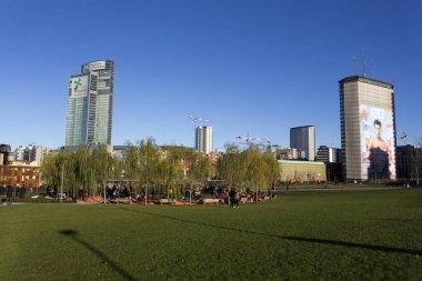 Milan, İtalya - 08 Aralık 2018: görünüm biblioteca degli alberi Park Milan. İnsanlar bir güneşli kış günü.