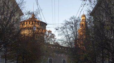Milan, İtalya - 08 Aralık 2018: castello manzaraya kış günü geç öğleden sonra Milano