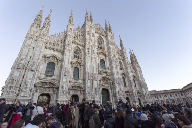 Milan, İtalya - 08 Aralık 2018: insanların önünde Aralık sırasında Duomo Milan