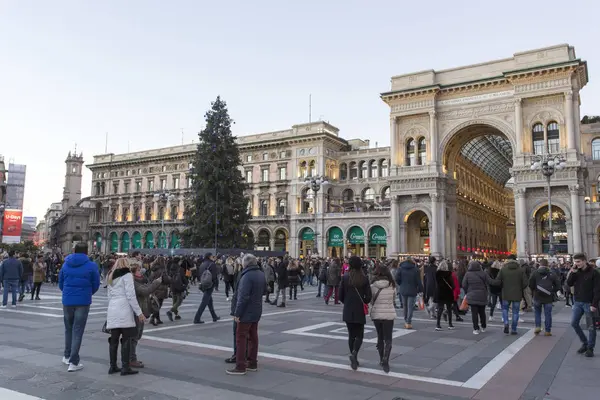 Milan Italy December 2018 Christmas Tree Milan Front Galleria Vittorio — Stock Photo, Image