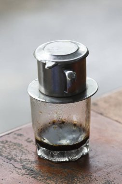 Vietnam kahve fincanı, ahşap masa arka plan 