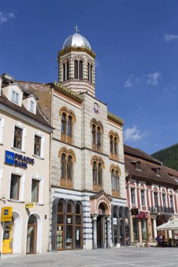 Brasov, Romanya - 28 Nisan 2018: Brasov sokak görünümü, Pire banka sol tarafta