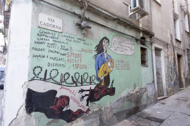 Orgosolo, İtalya - 29 Aralık 2018: Duvar resimleri duvar resimleri Orgosolo, Sardunya, İtalya içinde siyasi ve tarihi gerçekler hakkında