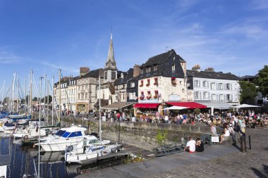 Honfleur, Fransa - 13 Ağustos 2016: Eski bağlantı noktası, Honfleur, birçok kez sanatçıların üzerinde 13 Ağustos 2016 yılında Honfleur, Fransa boyanmış için ünlü 