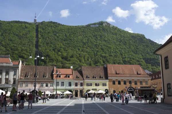 Brasov, Romanya - 28 Nisan 2018: kare Brasov turist dolu