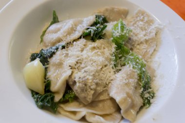 Tortelli peynir ve lahana ile bir tabak