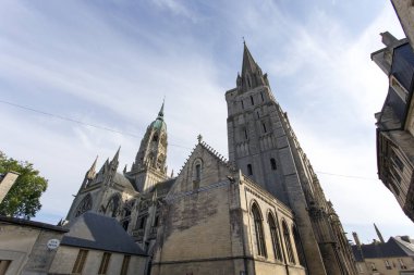 Bayeux, Fransa 'da güneşli bir günde katedral kilisesi