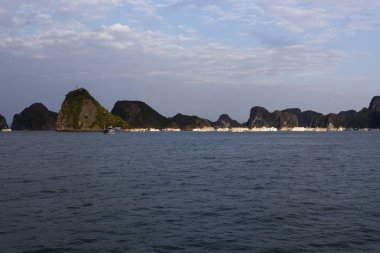 Sabah, sürü tekne ile bulutlu gün Halong Körfezi