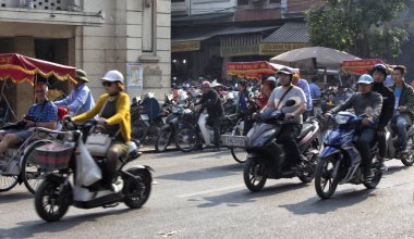 Tipik sokak trafik sıkışıklığı Hanoi