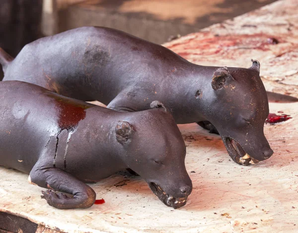 Due cani arrosto al mercato — Foto Stock