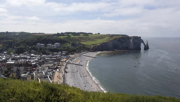 Panoramiczny widok na Etretat latem — Zdjęcie stockowe