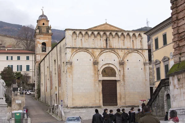 Kyrkan i Pietrasanta — Stockfoto