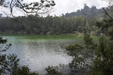 Dieng platosunda Giava bir kükürt gölü