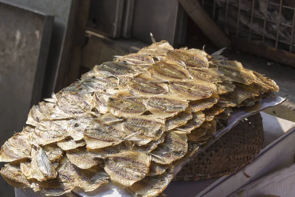 Försäljning av asiatisk torkad bläckfisk — Stockfoto