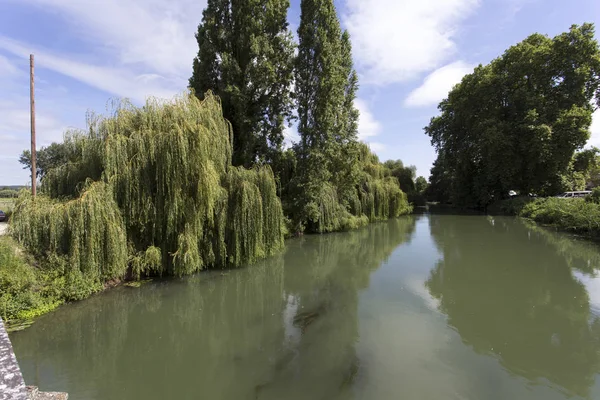 Uma bela paisagem fluvial na França — Fotografia de Stock