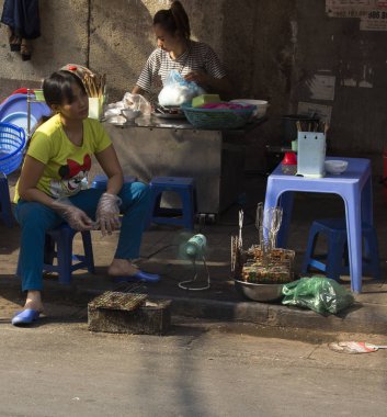Hanoi, Vietnam 'da tipik bir sokak satıcısı.