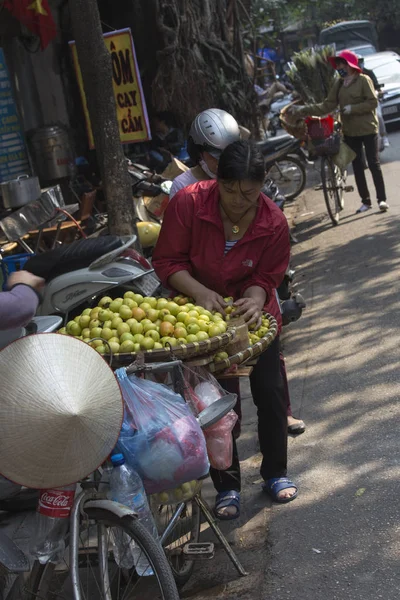 Vendedor ambulante típico en Hanoi, Vietnam —  Fotos de Stock