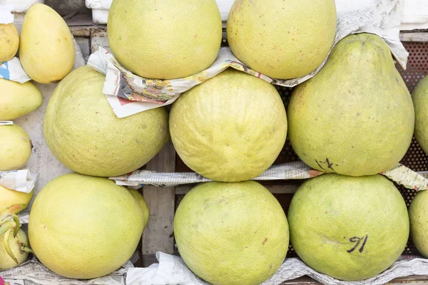 Una exposición de frutos de pomelo — Foto de Stock