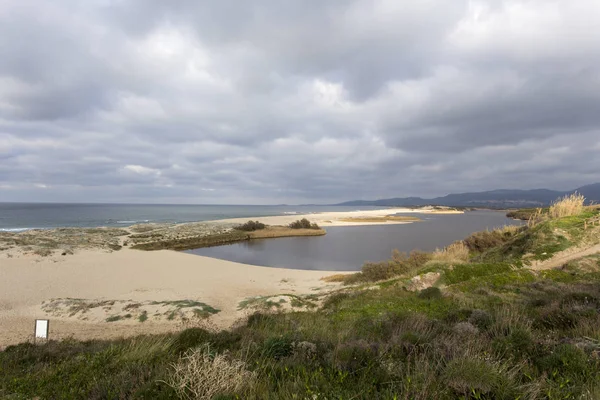 Uitzicht op de rivier de Coghinas tijdens de winter in Sardinië — Stockfoto