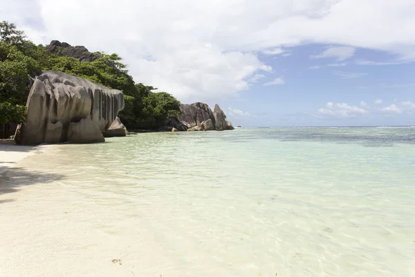 Piękna tropikalna plaża w La Digue — Zdjęcie stockowe