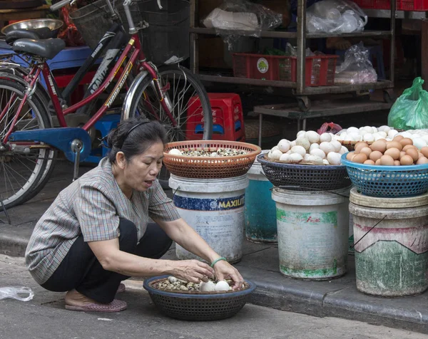 Venda de ovos em uma rua — Fotografia de Stock