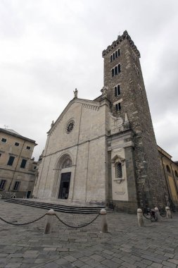 Sarzana 'da Santa Maria kilisesinin görünümü
