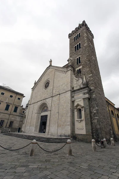 Kilátás a Santa Maria templom Sarzana — Stock Fotó