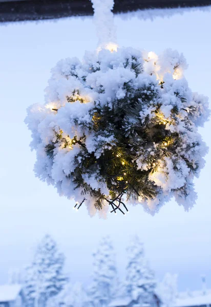 Заморожені різдвяні прикраси з вогнями — стокове фото