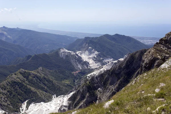 En marmor gruva utsikt från Monte Sagro — Stockfoto