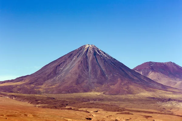 Uitzicht op de Licancabur stratovulkaan — Stockfoto