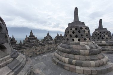 Borobudur tapınağında yürüyüş