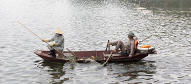 Ngo Dong Nehri boyunca tekne