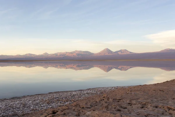 Reflexão ao pôr do sol em laguna Chaxa — Fotografia de Stock