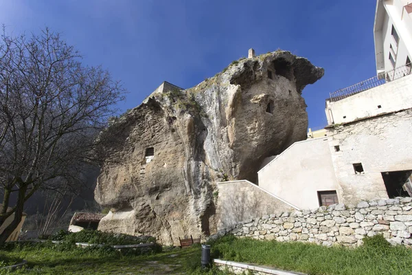 Ein Haus in einem Felsen in Sedini gebaut — Stockfoto