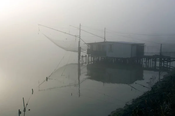 Comacchio Itálie Prosince 2019 Rybářská Stanice Comacchiu Mlhavém Ránu — Stock fotografie