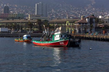 Antofagasta, Şili - 13 Ağustos 2019: Küçük tekneli Antofagasta limanı manzarası