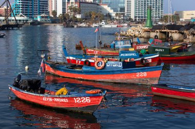 Antofagasta, Şili - 13 Ağustos 2019: Küçük tekneli Antofagasta limanı manzarası