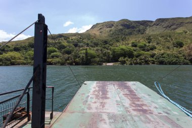 Hienghene, New Caledonia - 29 Ekim 2019: Bac de la Ouaieme 'deki eski nehir feribotu