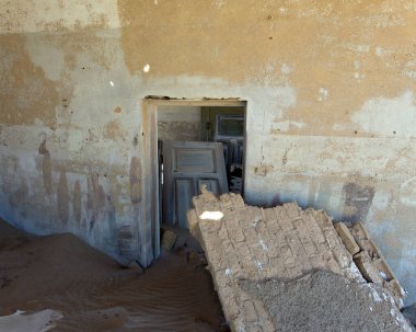 Pomona, Namibya - 15 Ağustos 2018: Pomona hayalet elmas madencilik kasabasındaki harabelerin fotoğrafı