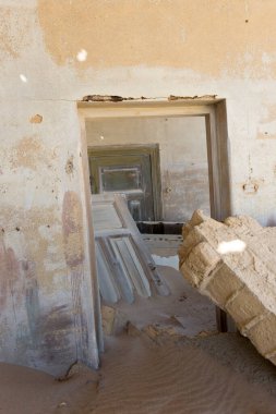 Pomona, Namibya - 15 Ağustos 2018: Pomona hayalet elmas madencilik kasabasındaki harabelerin fotoğrafı