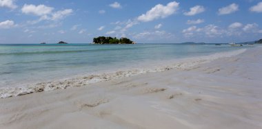 Praslin, Seyşeller - 23 Nisan 2019: Anse Volbert 'ten Saint Pierre Adası manzarası