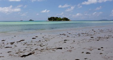 Praslin, Seyşeller - 23 Nisan 2019: Anse Volbert 'ten Saint Pierre Adası manzarası