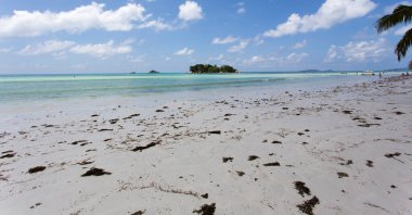 Praslin, Seyşeller - 23 Nisan 2019: Anse Volbert 'ten Saint Pierre Adası manzarası