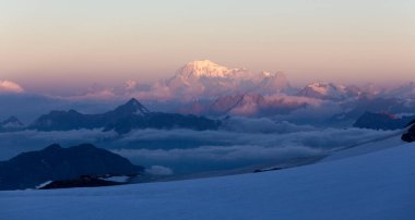 Mont Rosa 'dan sabahın erken saatlerinde Mont Blanc manzarası